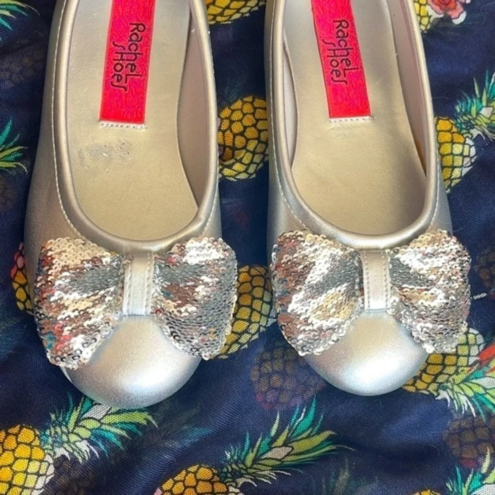 Brand New Rachel Shoes Gabriella Slip On Silver Flats Sequin Bows Round Toe